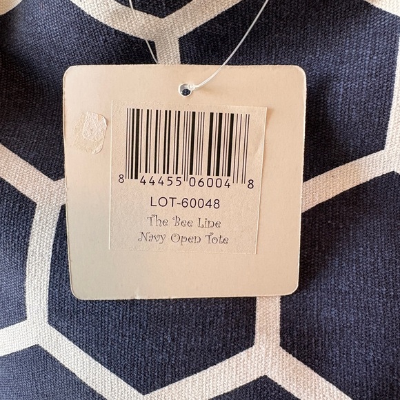 Buckhead Betties Bag NWT Stylish Navy and White Tote Bag - Picture 5 of 6